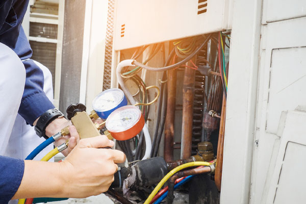 image-of-an-hvac-contractor-performing-air-conditioner-tune-up