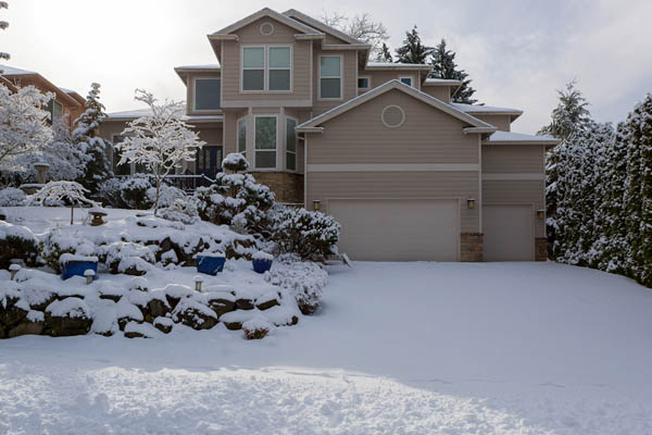 image of a home covered in snow that uses home heating oil