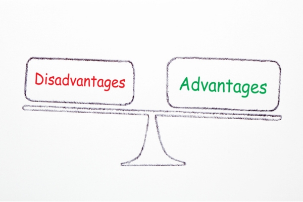 drawing of a balance scale weighing disadvantages and advantages depicting ducted vs ductless air conditioning systems