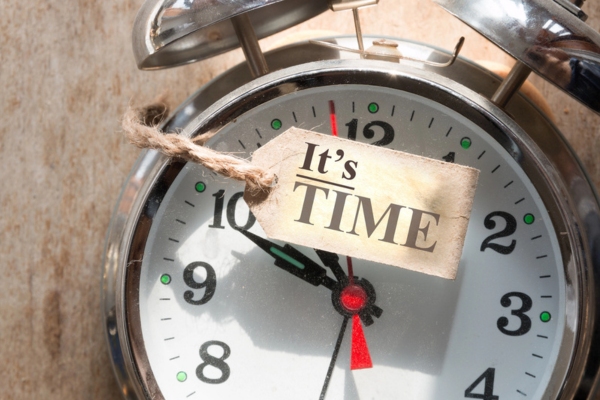 it's time tag on top of an alarm clock depicting oil filter replacement